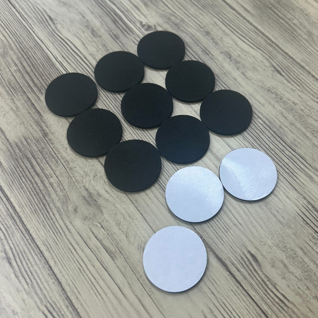 保護シール 滑り止めシール 保護パッド 36個入り EVA素材 家具 椅子 脚パッド オフィス用 キズ防止 30mm イス カバー 傷防止 床ガード シールタイプ 丸型 厚さ2mm 男女兼用【保護シール】 [2]