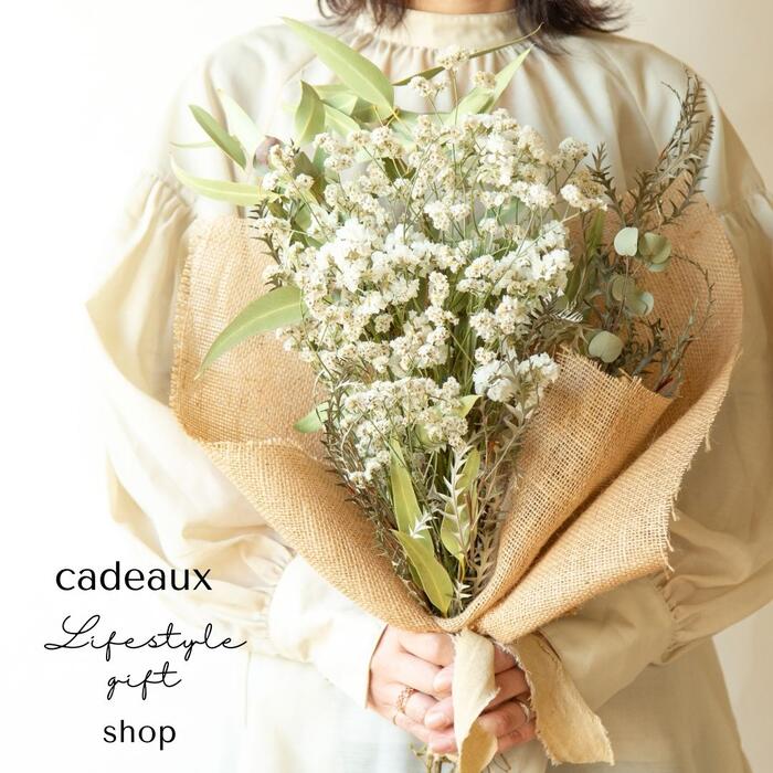 楽天贈り物のお店　カドゥ（cadeaux）【flower gift】／白が清楚な夏の大きなブーケジュートラッピングお届けドライフラワーブーケ−花束ギフト-スワッグ詰め合わせ誕生日プレゼント記念日母の日