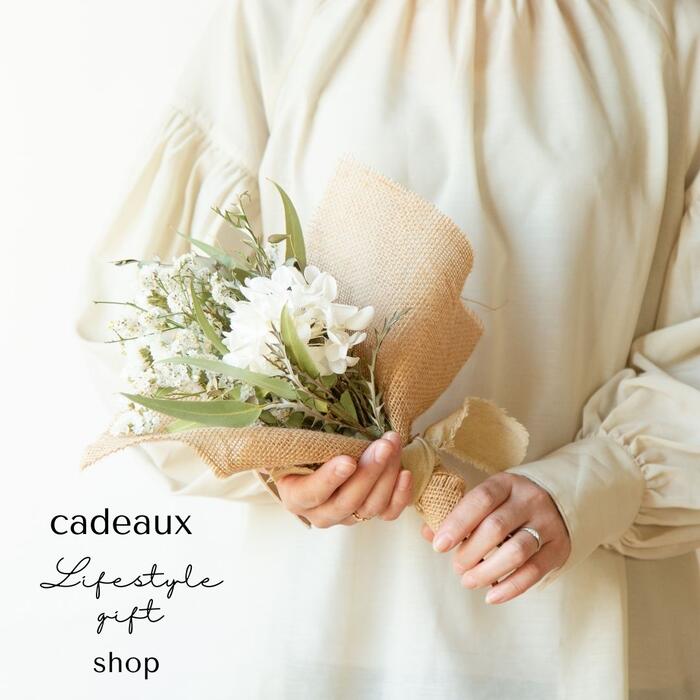 楽天贈り物のお店　カドゥ（cadeaux）【15時までokあす楽・送料無料対象地域】【flower gift】／白が清楚な夏のブーケジュートラッピングお届けドライフラワーブーケ−花束ギフト-スワッグ詰め合わせ誕生日プレゼント記念日母の日