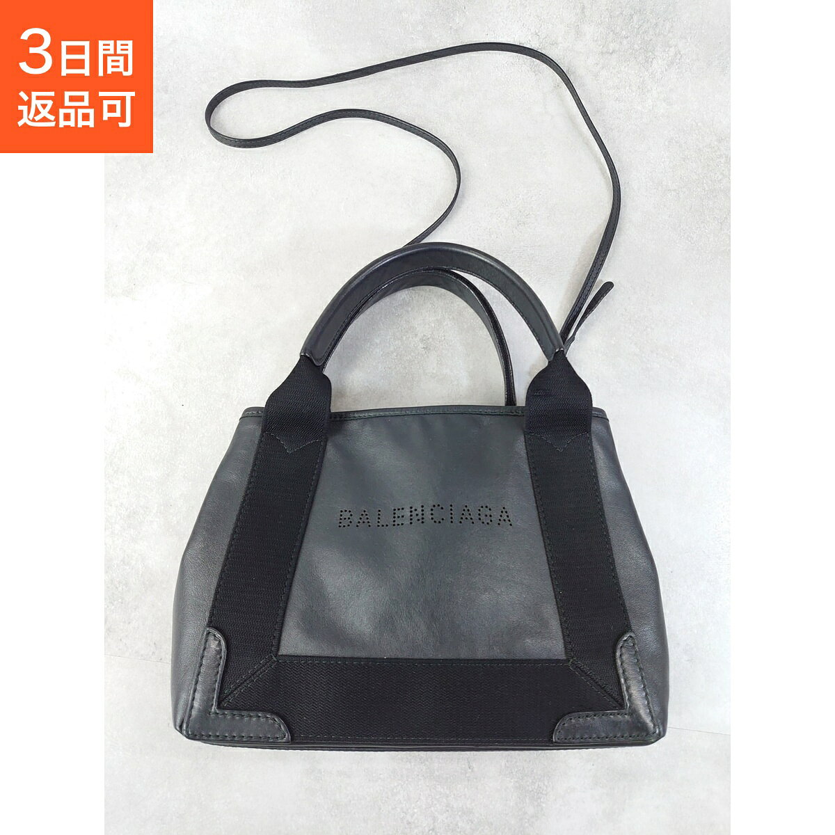 気になる商品は、お気に入りに登録しておくと便利です。あとからいつでも見返していただけます。 バレンシアガの人気モデル「ネイビーカバXS」。上質なラムスキンを使用した、シックなブラックの2WAYバッグです。全体的に使用感があり、角やレザー部分にスレや剥げ、内側には白っぽい汚れが見られます。ポーチは付属しません。状態を画像でよくご確認の上、ご検討ください。 当店は3日間試して返品可。土日祝出荷対応。ご自宅で実際にお手に取って、お確かめいただけます。 ▼商品詳細 ブランドBALENCIAGA 商品名 ネイビーカバXS 2WAYバッグ 管理番号lx-0033412 型番390346 カラーBLACK 素材ラムスキン(羊) サイズ25×19×7 cm 状態ポーチ無し当店では、商品の状態を確認したうえで、気になる傷や使用感などを商品説明に記載しています。ランクは記載箇所の数ではなく、商品全体の印象と実用性を踏まえて判定しています。 ▼コンディション 全品、バッグレンタルのラクサスで培ったケア・検品基準で、鑑定士がランク付けしています。ダメージは各商品の画像と説明でそのまま開示していますので、状態をご覧のうえ安心してお選びください。また、当店は3日間試して返品可。ご自宅で実際にお手に取って、お確かめいただけます。（※適用条件は 配送・返品ページをご覧ください） SA未使用に近い、非常にきれいな商品 A使用感がわずかで、全体的にとてもきれいな商品 AB部分的な傷や使用感はありますが、全体的にはきれいで、問題なくお使いいただける商品 B使用感・ダメージはありますが、日常使いには十分。お得感と実用性のバランスが良い商品 BC目立つダメージはありますが、しっかりお使いいただける、ぐっとお値打ちな商品 Cダメージは大きめですが、その分うんとお手頃。気兼ねなく使い倒せる、実用派向けの商品 ▼サイズ表記や色味について お使いのパソコンやスマートフォンの環境により、実際の色味と若干異なって見える場合があります。 特殊な形状のバッグは、表記サイズと実際の寸法に誤差が生じる場合があります。 同じサイズ表記でも素材や製造時期による多少の個体差（ばらつき）が存在します。 手作業の工程や天然素材（革）の特性によるもので、ヴィンテージ品や中古品では顕著になる傾向があるためサイズは参考までにご確認ください。 ▼商品について 商品は他サイトでも販売しておりますので、ご注文のタイミングによって在庫確認のタイムラグにより欠品となる場合がございます。ご了承ください。 ▼付属品について 商品画像内で付属品として撮影・掲載しているものがお届け内容となります。背景、小物、マネキン、ディスプレイ用品など撮影用備品は付属いたしません。 当店中古商品は、すべて一点もの。気になったらお気に入り登録を。 同じ商品が再び入荷することはございません。 ☆ この商品をお気に入りに登録
