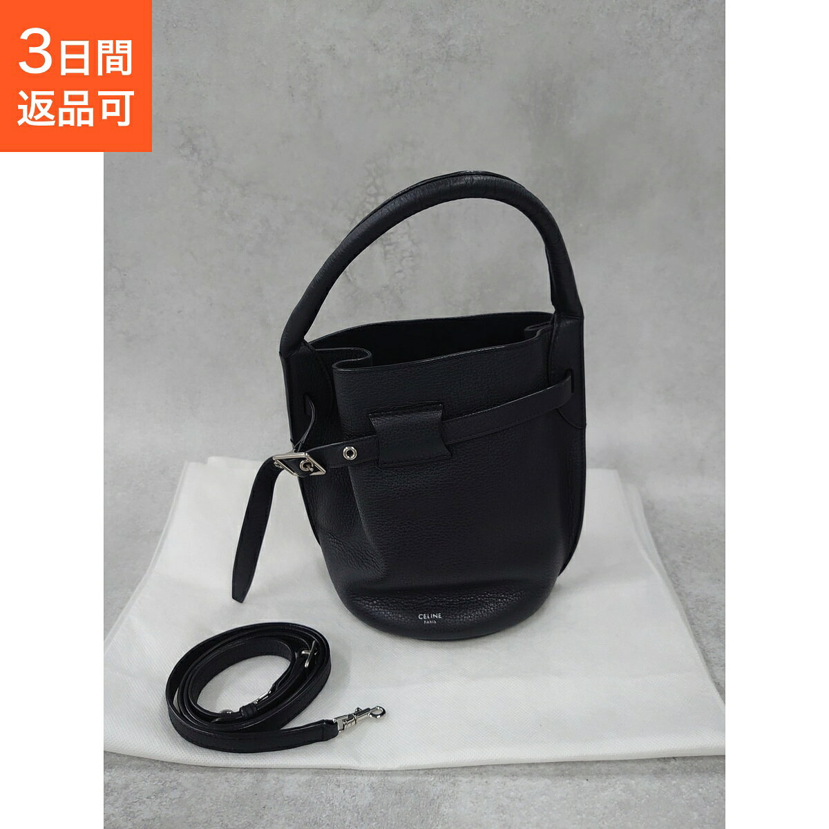 気になる商品は、お気に入りに登録しておくと便利です。あとからいつでも見返していただけます。 全体的に目立つ傷や汚れは少なく、比較的きれいな状態です。内側の底面に擦れや薄汚れ、ハンドルのフチに微細なひび割れがございます。また、保管に伴う薬品のようなにおいが感じられますので、予めご了承ください。 当店は3日間試して返品可。土日祝出荷対応。ご自宅で実際にお手に取って、お確かめいただけます。 ▼商品詳細 ブランドCELINE 商品名 ビッグバッグバケットナノ 2WAYバッグ 管理番号lx-0034856 カラーBLACK 素材カーフスキン(牛) サイズ15×21×15 cm 状態薬品臭当店では、商品の状態を確認したうえで、気になる傷や使用感などを商品説明に記載しています。ランクは記載箇所の数ではなく、商品全体の印象と実用性を踏まえて判定しています。 ▼コンディション 全品、バッグレンタルのラクサスで培ったケア・検品基準で、鑑定士がランク付けしています。ダメージは各商品の画像と説明でそのまま開示していますので、状態をご覧のうえ安心してお選びください。また、当店は3日間試して返品可。ご自宅で実際にお手に取って、お確かめいただけます。（※適用条件は 配送・返品ページをご覧ください） SA未使用に近い、非常にきれいな商品 A使用感がわずかで、全体的にとてもきれいな商品 AB部分的な傷や使用感はありますが、全体的にはきれいで、問題なくお使いいただける商品 B使用感・ダメージはありますが、日常使いには十分。お得感と実用性のバランスが良い商品 BC目立つダメージはありますが、しっかりお使いいただける、ぐっとお値打ちな商品 Cダメージは大きめですが、その分うんとお手頃。気兼ねなく使い倒せる、実用派向けの商品 ▼サイズ表記や色味について お使いのパソコンやスマートフォンの環境により、実際の色味と若干異なって見える場合があります。 特殊な形状のバッグは、表記サイズと実際の寸法に誤差が生じる場合があります。 同じサイズ表記でも素材や製造時期による多少の個体差（ばらつき）が存在します。 手作業の工程や天然素材（革）の特性によるもので、ヴィンテージ品や中古品では顕著になる傾向があるためサイズは参考までにご確認ください。 ▼商品について 商品は他サイトでも販売しておりますので、ご注文のタイミングによって在庫確認のタイムラグにより欠品となる場合がございます。ご了承ください。 ▼付属品について 商品画像内で付属品として撮影・掲載しているものがお届け内容となります。背景、小物、マネキン、ディスプレイ用品など撮影用備品は付属いたしません。 当店中古商品は、すべて一点もの。気になったらお気に入り登録を。 同じ商品が再び入荷することはございません。 ☆ この商品をお気に入りに登録