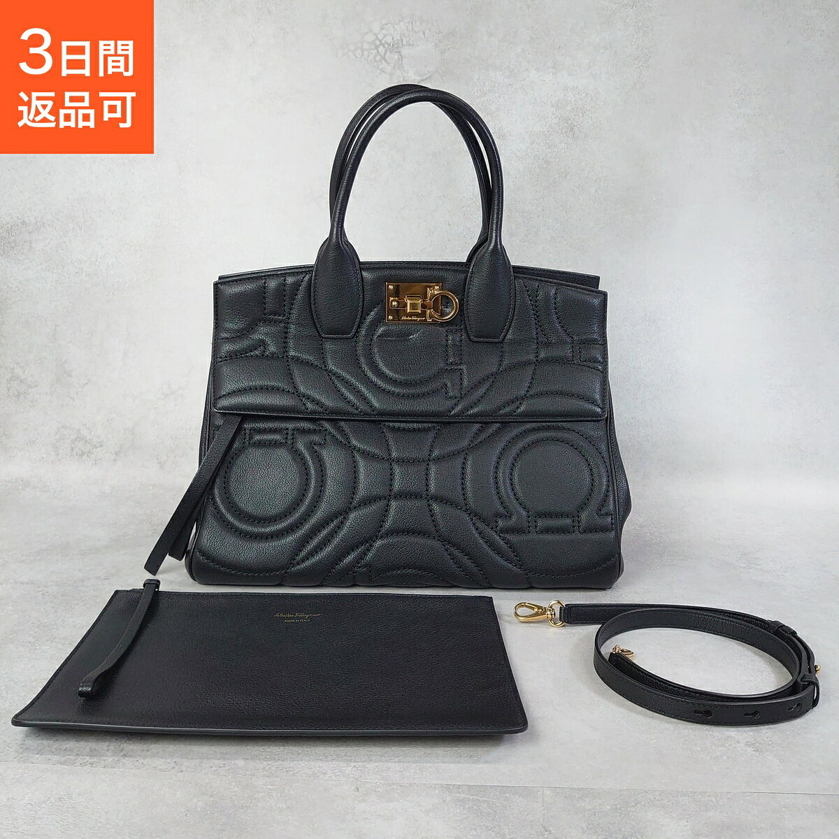気になる商品は、お気に入りに登録しておくと便利です。あとからいつでも見返していただけます。 ガンチーニのキルティングが上品な印象を与える2WAYバッグです。全体的に使用感が少なく、角スレや目立つ傷も見られない大変綺麗な状態です。金具に保管時についたと思われるごく僅かなスレがございますが、総合的に見て非常に良好なコンディションです。 当店は3日間試して返品可。土日祝出荷対応。ご自宅で実際にお手に取って、お確かめいただけます。 ▼商品詳細 ブランドFERRAGAMO 商品名 2WAYバッグ 2WAYバッグ 管理番号lx-0053579 カラーBLACK 素材レザー サイズ35×29×16 cm ▼コンディション 全品、バッグレンタルのラクサスで培ったケア・検品基準で、鑑定士がランク付けしています。ダメージは各商品の画像と説明でそのまま開示していますので、状態をご覧のうえ安心してお選びください。また、当店は3日間試して返品可。ご自宅で実際にお手に取って、お確かめいただけます。（※適用条件は 配送・返品ページをご覧ください） SA未使用に近い、非常にきれいな商品 A使用感がわずかで、全体的にとてもきれいな商品 AB部分的な傷や使用感はありますが、全体的にはきれいで、問題なくお使いいただける商品 B使用感・ダメージはありますが、日常使いには十分。お得感と実用性のバランスが良い商品 BC目立つダメージはありますが、しっかりお使いいただける、ぐっとお値打ちな商品 Cダメージは大きめですが、その分うんとお手頃。気兼ねなく使い倒せる、実用派向けの商品 ▼サイズ表記や色味について お使いのパソコンやスマートフォンの環境により、実際の色味と若干異なって見える場合があります。 特殊な形状のバッグは、表記サイズと実際の寸法に誤差が生じる場合があります。 同じサイズ表記でも素材や製造時期による多少の個体差（ばらつき）が存在します。 手作業の工程や天然素材（革）の特性によるもので、ヴィンテージ品や中古品では顕著になる傾向があるためサイズは参考までにご確認ください。 ▼商品について 商品は他サイトでも販売しておりますので、ご注文のタイミングによって在庫確認のタイムラグにより欠品となる場合がございます。ご了承ください。 ▼付属品について 商品画像内で付属品として撮影・掲載しているものがお届け内容となります。背景、小物、マネキン、ディスプレイ用品など撮影用備品は付属いたしません。 当店中古商品は、すべて一点もの。気になったらお気に入り登録を。 同じ商品が再び入荷することはございません。 ☆ この商品をお気に入りに登録