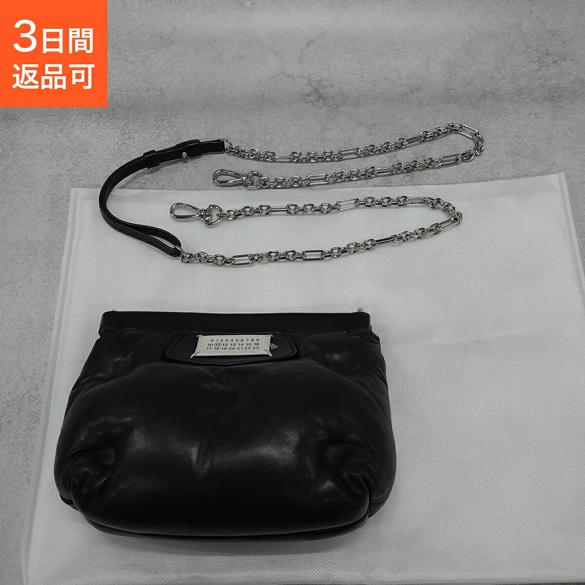 気になる商品は、お気に入りに登録しておくと便利です。あとからいつでも見返していただけます。 メゾンマルジェラのアイコンバッグ「グラムスラム」。雲のように柔らかく、ふっくらとした上質なラムスキンが魅力です。目立つ傷や汚れ、角スレも見られず、使用感の少ない大変綺麗なコンディションです。チェーンストラップも付属し、様々なスタイルでお楽しみいただけます。 当店は3日間試して返品可。土日祝出荷対応。ご自宅で実際にお手に取って、お確かめいただけます。 ▼商品詳細 ブランドMaison Margiela 商品名 グラムスラム ショルダーバッグ 管理番号lx-0054983 型番S56WF0161 カラーBLACK 素材ラムスキン(羊) サイズ18×14×7 cm ▼コンディション 全品、バッグレンタルのラクサスで培ったケア・検品基準で、鑑定士がランク付けしています。ダメージは各商品の画像と説明でそのまま開示していますので、状態をご覧のうえ安心してお選びください。また、当店は3日間試して返品可。ご自宅で実際にお手に取って、お確かめいただけます。（※適用条件は 配送・返品ページをご覧ください） SA未使用に近い、非常にきれいな商品 A使用感がわずかで、全体的にとてもきれいな商品 AB部分的な傷や使用感はありますが、全体的にはきれいで、問題なくお使いいただける商品 B使用感・ダメージはありますが、日常使いには十分。お得感と実用性のバランスが良い商品 BC目立つダメージはありますが、しっかりお使いいただける、ぐっとお値打ちな商品 Cダメージは大きめですが、その分うんとお手頃。気兼ねなく使い倒せる、実用派向けの商品 ▼サイズ表記や色味について お使いのパソコンやスマートフォンの環境により、実際の色味と若干異なって見える場合があります。 特殊な形状のバッグは、表記サイズと実際の寸法に誤差が生じる場合があります。 同じサイズ表記でも素材や製造時期による多少の個体差（ばらつき）が存在します。 手作業の工程や天然素材（革）の特性によるもので、ヴィンテージ品や中古品では顕著になる傾向があるためサイズは参考までにご確認ください。 ▼商品について 商品は他サイトでも販売しておりますので、ご注文のタイミングによって在庫確認のタイムラグにより欠品となる場合がございます。ご了承ください。 ▼付属品について 商品画像内で付属品として撮影・掲載しているものがお届け内容となります。背景、小物、マネキン、ディスプレイ用品など撮影用備品は付属いたしません。 当店中古商品は、すべて一点もの。気になったらお気に入り登録を。 同じ商品が再び入荷することはございません。 ☆ この商品をお気に入りに登録