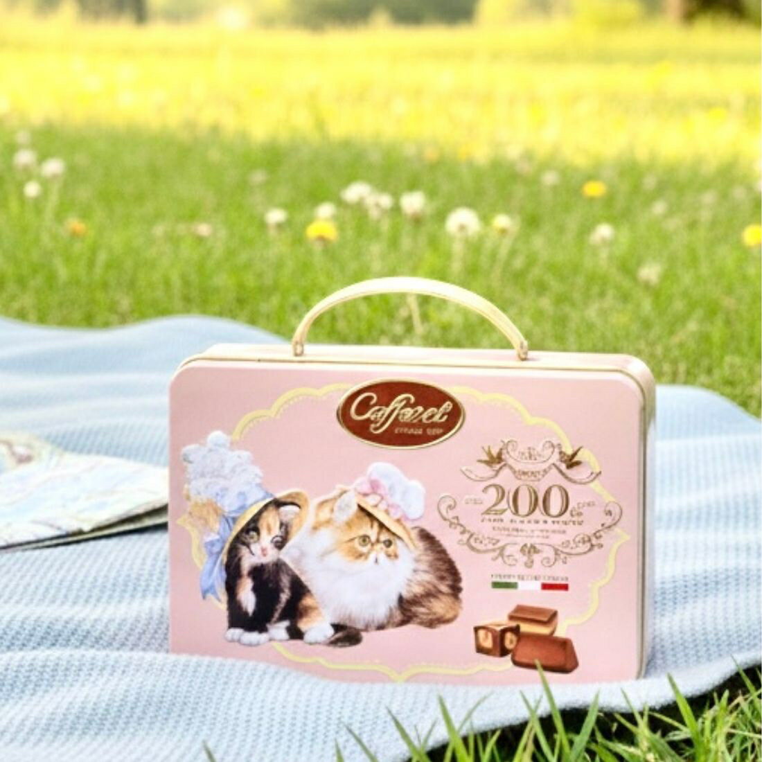 ねこの日コレクション2026【公式 カファレル caffarel】ねこのティータイム トランク缶【ねこの日 バレンタイン ホワイトデー お菓子 プチギフト 可愛い かわいい チョコレート 猫 プレゼント 1000円 おしゃれ 高級チョコレート ジャンドゥーヤ イタリア ご褒美スイーツ】