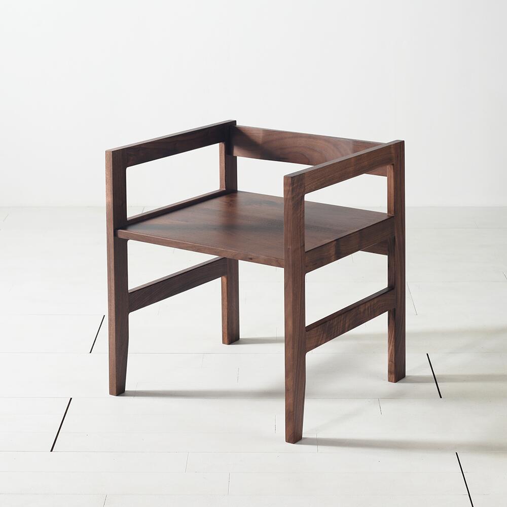 【送料無料/日本製】ムーンチェア　ウォールナット材　無垢　アームチェア　ダイニングチェア　おしゃれ　北欧　シンプルモダン　木製チェア　木製座面　完成品