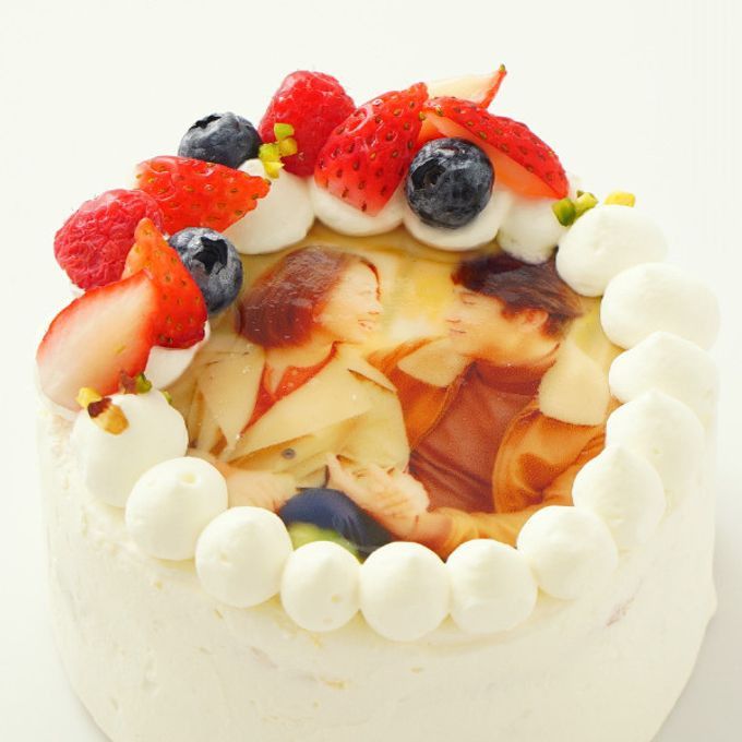 Cake.jp(ケーキジェーピー)の丸写真ケーキ 苺×フランボワーズ 贈り物 お祝い ケーキ お取り寄せ スイーツ プチギフト プレゼント ギフト 写真ケーキ フォトケーキ 生クリーム (3413071)｜アングル3