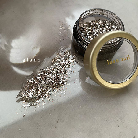 gold・silver・brownのそれぞれ大きさの違う種類をblendし、 奥行きのあるglitterに仕上げました。 一見silverが強く見えますが、クリアジェルと混ぜると一気に goldに変わります。 smoky colorにマッチする、上品な華やかさに拘った、 laaunail item始まりのglitterです。 ※様々なサイズのグリッターをmixしています。 底に細かいグリッターが溜まるので、よく混ぜてお使いください。 ※original caseはとても繊細な作りの為、少し傷が入っている場合もございます。 ご了承お願い致します。 gold部分をエタノールなどで拭き取らないようにご注意下さい。 2g 　