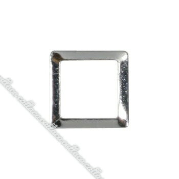 旧商品名は【Pieadra】です。めずらしいスクエア型のメタルスタッズです。　 【サイズ】内寸3mm、外寸4．5mm
