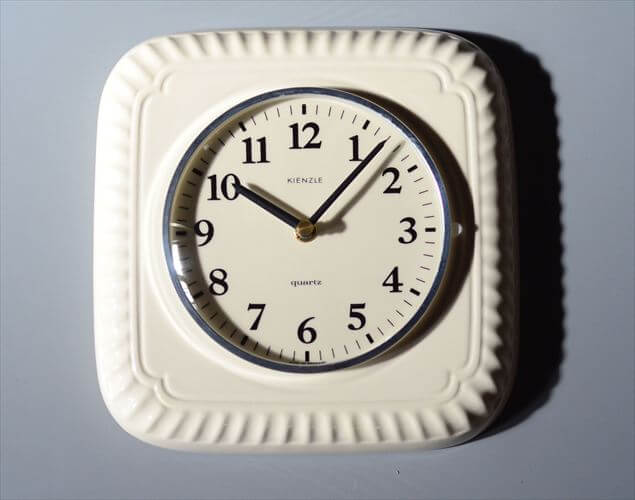 【送料無料】ドイツ製 Kienzle ホワイトレリーフ陶器 壁時計 新品クウォーツ交換済み 電池式 壁掛け時..