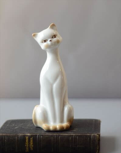 【送料無料】ドイツから ゆるめな表情の白磁の白ネコ オブジェ 猫 磁器 フィギュア ヴィンテージ ア ...
