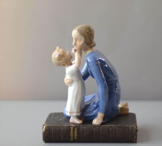 【送料無料】デンマーク製 B&G 母親と花を渡すこども ポーセラーツ フィギュア 北欧 陶磁器 アン ...