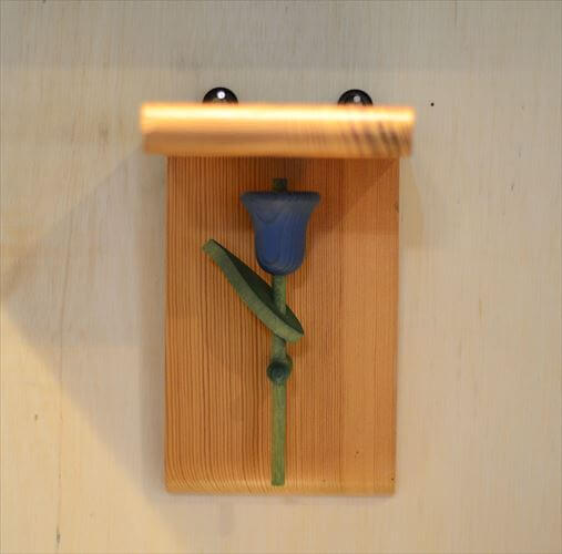 かわいらしい北欧ヴィンテージの空気感を演出！フィンランド製 aarikka 木製/花の壁飾り・ウォールアートです。アーリッカらしいまんまるなシルエットがかわいらしい、色鮮やかなお花。お部屋に北欧テイストのアクセントとして、飾って眺めて楽しんでいただけます。サイズ(cm)状態(各最長部位)H16.7×W10×D14擦れ、キズなどがみられる箇所がございます。裏面の金具が一部外れやすくなっています。年数を経たヴィンテージということをご理解いただき、味わいをお楽しみいただけますと幸いです。素材原産国木製フィンランド一部商品において実店舗と在庫を共有しておりますのでご注文完了後に【当店からの】ご案内メールをもちまして在庫確保となります。※楽天市場からの「注文内容ご確認（自動配信メール）」ではありません。もし事前に在庫確保/ご確認を希望される場合は「ショップへ相談」フォームよりお気軽に問い合わせくださいませ。【送料無料】フィンランド製 aarikka 木製 花の壁飾り ウォールアート チューリップ オブジェ 置物 アーリッカ インテリア ヴィンテージ アンティーク_260220かわいらしい北欧ヴィンテージの空気感を演出！フィンランド製 aarikka 木製/花の壁飾り・ウォールアートです。アーリッカらしいまんまるなシルエットがかわいらしい、色鮮やかなお花。お部屋に北欧テイストのアクセントとして、飾って眺めて楽しんでいただけます。サイズ・実寸値(cm)(各最長部位)H16.7×W10×D14素材木製原産国フィンランド状態・注意点擦れ、キズなどがみられる箇所がございます。裏面の金具が一部外れやすくなっています。年数を経たヴィンテージということをご理解いただき、味わいをお楽しみいただけますと幸いです。備考お店のトップに戻る