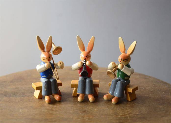 【送料無料】ドイツ製 ヴィンテージ かわいい木製のイースターバニー ハンドメイド 木工芸品 うさぎ 置物 アートピース フィギュア_260318