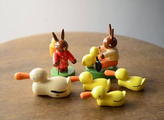 【送料無料】ドイツ製 ヴィンテージ かわいい木製のイースターバニー ハンドメイド 木工芸品 うさぎ 置物 アートピース フィギュア_260318