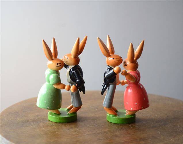 【送料無料】ドイツ製 ヴィンテージ かわいい木製のイースターバニー ハンドメイド 木工芸品 うさぎ 置物 アートピース フィギュア_260318