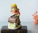 【送料無料】ドイツから丸太を切る女の子 陶器フィギュア Goebel Hummel フンメルを彷彿 ヴィンテージ アンティーク_241225