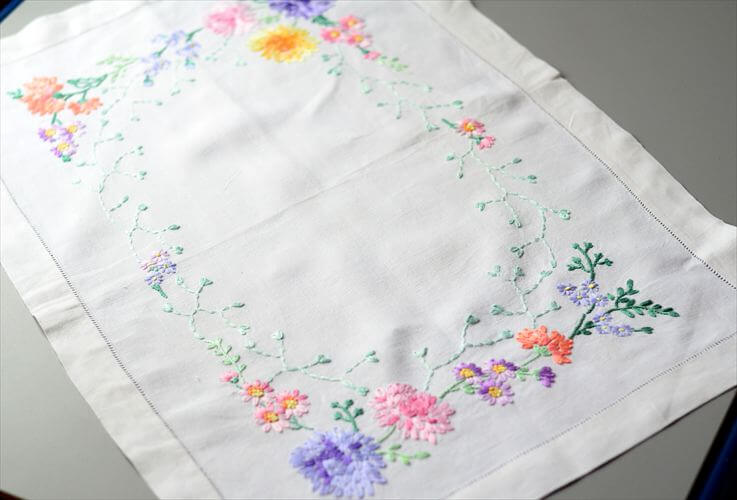 【送料無料】イングランドから ヴィンテージ かわいい花柄ハンド刺繍 クロス 39x57cm テーブルランナー ランチョンマット イギリス 英国 テーブルリネン アンティーク_250325
