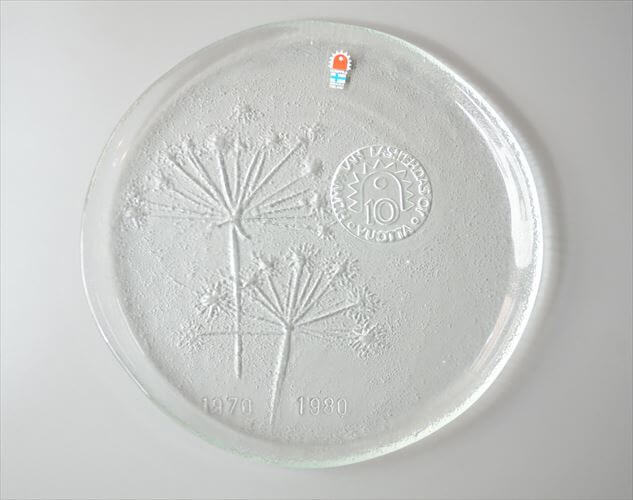 【送料無料】ラベル付! フィンランド製 Humppila 1980年 かわいいヒナギクのガラスプレート 25cm お皿 フンピラ 10周年記念 アニバーサリープレート 北欧 ヴィンテージ_260309