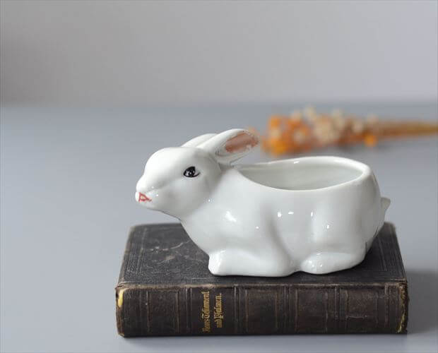 【送料無料】ドイツから かわいい白磁のウサギのポット 小物入れ ラビット 容器 ホワイトセラミック ア..