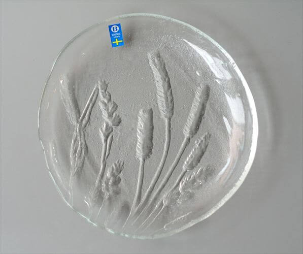 【送料無料】スウェーデン製 BERGDALA かわいい干草モチーフのガラス プレート 17cm 北欧 お皿 ベルグダラ ヴィンテージ_260407