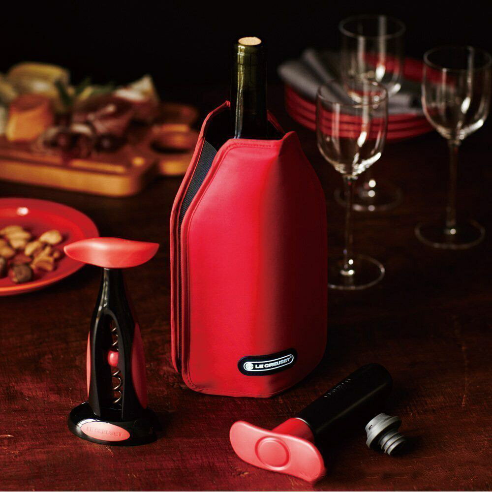 Rakuten - 【氷いらずで飲み頃キープ】 ル・クルーゼ アイスクーラースリーブ チェリーレッド ワインクーラー 冷却カバー シャンパン スパークリング 結露防止 濡れない スリム 持ち運び アウトドア キャンプ おしゃれ ギフト 贈り物 LE CREUSET 赤
