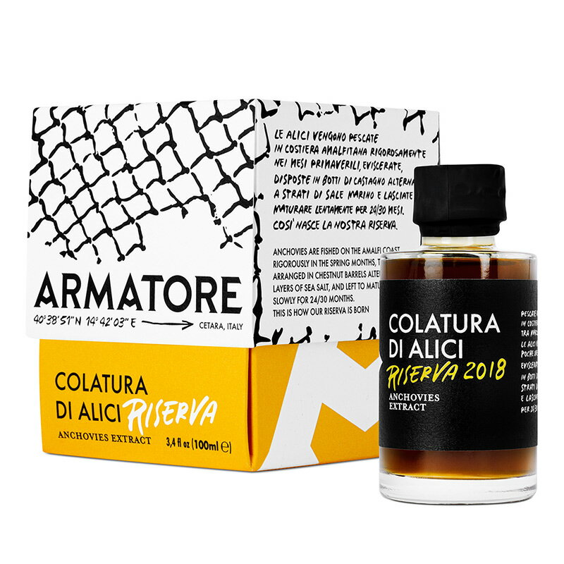 Armatore Colatura di Alici di Cetara Riserva 2018 何世紀にもわたる伝統から生まれたコラトゥーラ・ディ・アリーチはチェターラの「金」とも呼ばれる貴重な調味料です。獲られたアリーチ（カタクチイワシ）は下処理し、樽に海塩とイワシを交互に重ねて、熟成させます。アルマトーレのコラトゥーラは特に長く24ヶ月熟成させた「リゼルヴァ」タイプ。長期熟成を経たコラトゥーラは、特に凝縮した旨味が特徴です。プレミアムな調味料として、是非お試しいただきたい逸品です。 【保存方法】 直射日光を避け常温で保存してください。 ※保存料を使用しておりませんので、開栓後は冷蔵庫で保存し、お早めにお召し上がりください。 ＜Armatore＞ 2018年に創業。4代に渡る漁師の家系で、カンパ―ニア州のアマルフィ海岸に面した、美しい小さな町「チェターラ」に位置します。チェターラは昔から漁師の町であり、アリーチ（カタクチイワシ）は名物です。アルマトーレ社は高い品質の製品を製造すると同時に、リサイクル可能なパッケージの使用や、海洋環境に配慮した漁を行うなど、サステナビリティへの取り組みも積極的に行っています。 ブランド アルマトーレ Armatore 名称 調味料 開封前温度帯 常温 内容量 100ml 容器 ガラス瓶 原材料 カタクチイワシ、食塩 原産国 イタリア ＜関連商品＞ アッラ・ガルム /100ml &nbsp; 〜ご利用いただけるシーン〜 季節のご挨拶 御正月 お正月 御年賀 お年賀 御年始 母の日 父の日 初盆 お盆 御中元 お中元 お彼岸 残暑御見舞 残暑見舞い 敬老の日 寒中お見舞 クリスマス クリスマスプレゼント お歳暮 御歳暮 春夏秋冬 日常の贈り物 御見舞 退院祝い 全快祝い 快気祝い 快気内祝い 御挨拶 ごあいさつ 引越しご挨拶 引っ越し お宮参り御祝 志 進物 長寿のお祝い 61歳 還暦（かんれき） 還暦御祝い 還暦祝 祝還暦 華甲（かこう） 祝事 合格祝い 進学内祝い 成人式 御成人御祝 卒業記念品 卒業祝い 御卒業御祝 入学祝い 入学内祝い 小学校 中学校 高校 大学 就職祝い 社会人 幼稚園 入園内祝い 御入園御祝 お祝い 御祝い 内祝い 金婚式御祝 銀婚式御祝 御結婚お祝い ご結婚御祝い 御結婚御祝 結婚祝い 結婚内祝い 結婚式 引き出物 引出物 引き菓子 御出産御祝 ご出産御祝い 出産御祝 出産祝い 出産内祝い 御新築祝 新築御祝 新築内祝い 祝御新築 祝御誕生日 バースデー バースディ バースディー 七五三御祝 753 初節句御祝 節句 昇進祝い 昇格祝い 就任 弔事 御供 お供え物 粗供養 御仏前 御佛前 御霊前 香典返し 法要 仏事 新盆 新盆見舞い 法事 法事引き出物 法事引出物 年回忌法要 一周忌 三回忌、 七回忌、 十三回忌、 十七回忌、 二十三回忌、 二十七回忌 御膳料 御布施 法人向け 御開店祝 開店御祝い 開店お祝い 開店祝い 御開業祝 周年記念 来客 お茶請け 御茶請け 異動 転勤 定年退職 退職 挨拶回り 転職 お餞別 贈答品 粗品 粗菓 おもたせ 菓子折り 手土産 心ばかり 寸志 新歓 歓迎 送迎 新年会 忘年会 二次会 記念品 景品 開院祝い プチギフト お土産 ゴールデンウィーク GW 帰省土産 バレンタインデー バレンタインデイ ホワイトデー ホワイトデイ お花見 ひな祭り 端午の節句 こどもの日 スイーツ スィーツ スウィーツ ギフト プレゼント お返し 御礼 お礼 謝礼 御返し お返し お祝い返し 御見舞御礼 ここが喜ばれます 個包装 上品 上質 高級 お取り寄せスイーツ おしゃれ 可愛い かわいい 食べ物 銘菓 お取り寄せ 人気 食品 老舗 おすすめ インスタ インスタ映え こんな想いで… ありがとう ごめんね おめでとう 今までお世話になりました　いままで お世話になりました これから よろしくお願いします 遅れてごめんね おくれてごめんね こんな方に お父さん お母さん 兄弟 姉妹 子供 おばあちゃん おじいちゃん 奥さん 彼女 旦那さん 彼氏 先生 職場 先輩 後輩 同僚24ヶ月熟成したプレミアムな魚醤