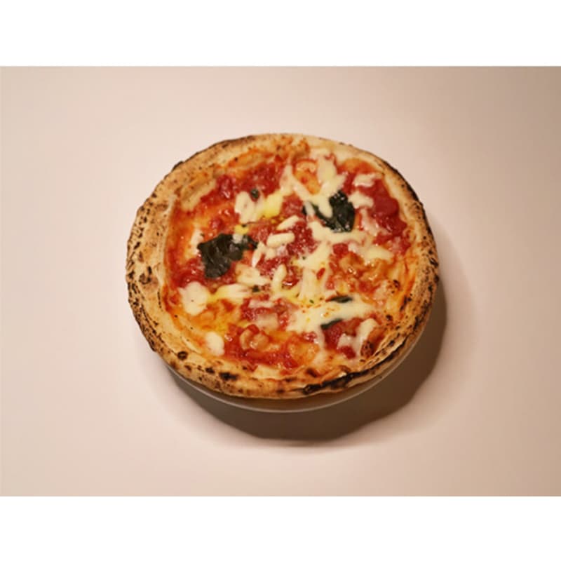 Pizza margherita surgelata カプート社のサッコ・ロッソを100％使用した1枚1枚手伸ばしの生地を約20時間かけて発酵させ定番のマルゲリータにしました。（国内加工） カプート社のピッツァ粉を使用 イタリアで100年以上続く老舗小麦粉メーカー、カプートの「サッコ・ロッソ」を100%使用！イタリアのピッツェリアでもよく使われている定番の小麦粉です。 王道マルゲリータへのこだわり 南イタリア産の完熟トマトを使用。甘みと酸味のバランスのとれた、トマトのうまみが広がります。 焼くだけ簡単 解凍してオーブンやトースターで焼くだけで、美味しいマルゲリータがお家で食べられます。 【調理方法】 1.常温もしくは冷蔵庫で解凍 2.オーブンを250度で予熱 3.250度で約5分加熱 ★トースターの場合600Wで約5分、表面がフツフツとしてきたら出来上がりです。 ※コルニチョーネ（ふち）部分を霧吹き等で水で湿らせてから焼くと、もっちりとした食感をお楽しみいただけます。 【保存方法】冷凍庫（-18℃以下）で保存してください。 ※開封後は賞味期限に関わらずお早めにお召し上がりください。 ＜サッコロッソについて＞ サッコロッソ・クオーコ/1kg 長時間発酵する生地によく適した小麦粉です。 生地の強さ、伸び、弾力のあるグルテンがバランスよい小麦粉です。 ※本製造工場ではえび・かに・卵・いか・オレンジ・牛肉・ごま・さけ・大豆・鶏肉・豚肉・りんご・ゼラチンを含む商品と共通の設備で製造しています。 ＜CAPUTO＞ 1924年創業のカプート社は、ナポリの製粉会社です。 三世代にわたって培った経験により、レストランやドルチェ、パン、ピッツァなどの職人たちのニーズに応え、彼らが持つ技術を最大限に活かし創造性を表現できるための商品を生み出しています。 ナポリピッツァの発祥の地であり、競争の厳しいカンパーニア州でのシェアは70％を誇る、まさにピッツァ用小麦粉のトップ・ブランド。職人達の厚い信頼の証です。 カプート社の小麦は、時間をかけてゆっくりとすりつぶす伝統的な手法を用いて製粉しています。また、原料の小麦を厳選し、独自のブレンド手法でまずイタリア各地で生産された小麦を、さらに北部ヨーロッパの小麦をブレンドしています。人工的な酵素や添加物は一切加えません。このような製法をもちいることで、デンプンと小麦本来の風味をしっかりと感じられる上質な小麦粉を生産しています。 ブランド カプート CAPUTO 名称 冷凍ピザ 開封前保管条件 冷凍（-18℃以下） 内容量 240g 原材料 小麦粉（イタリア製造）、クラッシュトマト、ナチュラルチーズ（モッツァレラチーズ、グラナパダーノチーズ）、食塩、食用オリーブ油、バジル、イースト／クエン酸 原産国（最終加工国） 日本 【販売中の商品について】 ・賞味期限のある商品については、別途注記がある場合を除き、出荷時点で賞味期限が残り3ヶ月以上の商品をご用意いたします。 ・掲載されている表記やパッケージは、お届け商品と異なる場合がございます。あらかじめご了承ください。 ・ご注文のタイミングによりヴィンテージが切り替わることがございます。 〜ご利用いただけるシーン〜 季節のご挨拶 御正月 お正月 御年賀 お年賀 御年始 母の日 父の日 初盆 お盆 御中元 お中元 お彼岸 残暑御見舞 残暑見舞い 敬老の日 寒中お見舞 クリスマス クリスマスプレゼント お歳暮 御歳暮 春夏秋冬 日常の贈り物 御見舞 退院祝い 全快祝い 快気祝い 快気内祝い 御挨拶 ごあいさつ 引越しご挨拶 引っ越し お宮参り御祝 志 進物 長寿のお祝い 61歳 還暦（かんれき） 還暦御祝い 還暦祝 祝還暦 華甲（かこう） 祝事 合格祝い 進学内祝い 成人式 御成人御祝 卒業記念品 卒業祝い 御卒業御祝 入学祝い 入学内祝い 小学校 中学校 高校 弔事 御供 お供え物 粗供養 御仏前 御佛前 御霊前 香典返し 法要 仏事 新盆 新盆見舞い 法事 法事引き出物 法事引出物 年回忌法要 一周忌 三回忌、 七回忌、 十三回忌、 十七回忌、 二十三回忌、 二十七回忌 御膳料 御布施 法人向け 御開店祝 開店御祝い 開店お祝い 開店祝い 御開業祝 周年記念 来客 お茶請け 御茶請け 異動 転勤 プチギフト お土産 ゴールデンウィーク GW 帰省土産 バレンタインデー バレンタインデイ ホワイトデー ホワイトデイ お返し 御礼 お礼 謝礼 御返し お返し お祝い返し 御見舞御礼 ここが喜ばれます 個包装 上品 上質 高級 お取り寄せスイーツ おしゃれ 可愛い かわいい 食べ物 銘菓 お取り寄せ 人気 食品 老舗 おすすめ インスタ インスタ映え こんな想いで… ありがとう ごめんね おめでとう 今までお世話になりました　いままで お世話になりました これから よろしくお願いします こんな方に お父さん お母さん 兄弟 姉妹 子供 おばあちゃん おじいちゃん 奥さん 彼女 旦那さん 彼氏 先生 職場 先輩 後輩 同僚パリッと、もちっと。簡単美味しいマルゲリータ