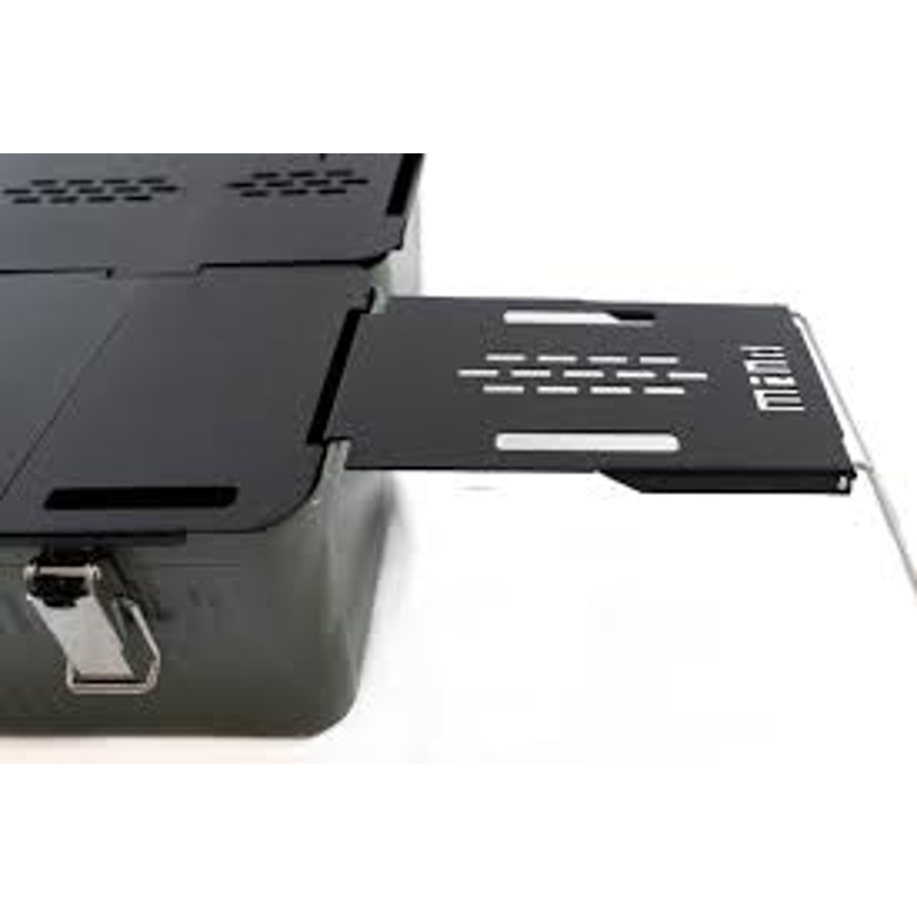 「収納ボックスから、テーブルへ」 スタンレーランチボックス9.4L専用、アイアン天板シリーズ。 「テーブル、もう一つあれば…」 「ちょっと置きたいだけなのに、場所がない…」 ↓↓↓ ーこんな時にアイアンテーブルシリーズがあればー 「“ちょい置き”が自由になる」　　「ランチボックスがミニテーブルに変身」　 「ボックス一つでランチタイム」　　「ギア映えも抜群」 【SPEC】※ランチボックス9.4Lに対応します。 サイズ：245mm×170mm×7mm（収納寸法） 厚み：1.2mm 素材：鉄 重量：200g（収納重量） ※こちらの商品は店舗と在庫を共有しています。 　ご注文時に在庫があっても、商品発送準備の段階で在庫が無い場合があります。