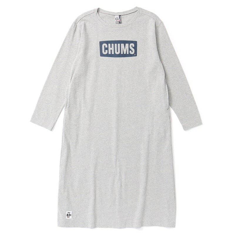 CHUMS(チャムス)の定番ロゴ入りワンピース 商品詳細 〈素材特性〉 タフな空紡糸で編んだヘビーウェイトコットンを使用。厳しい基準に合格した高品質な綿製品の証、「COTTON USA」認証のラインアップ。耐久性に優れ、型崩れしにくいしっかりとした生地感が特徴。 〈デザイン〉 フロントに定番のCHUMSロゴをプリントした長袖ワンピース。パンツとのレイヤードスタイルや、1枚で着てリラックススタイルにもオススメ。両サイドにはポケット付き。Tシャツと同じカラー展開なのでカップルコーデや、親子でおそろいコーデも◎ サイズ詳細 サイズ 着丈 肩幅 身幅 裄丈袖丈 women's M 105 46 52 76 53 women's L 107 48 54 78 54 ※単位：cm ※平置きでの採寸サイズとなります。 ※サイズは日本規格サイズです。製造上サイズ表より2〜3cm程度前後することがございますのでご了承ください。