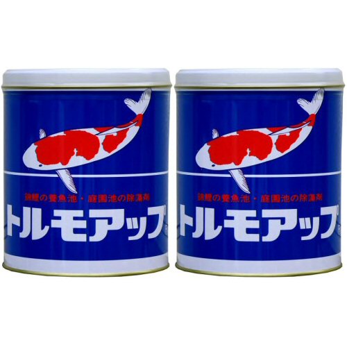 商品名 除藻剤 トルモアップ（1000トン用） 内容量 600g×2缶セット 有効成分 有機窒素系硫黄化合物 性　状 淡緑色微粉末 販売元 三明ケミカル株式会社 ●商品特長 ◆広範囲の緑藻類、藍藻類に効果があります。 ◆藻類の発生前に散布すると予防効果もあります。 ◆すでに発生している藻には、使用後1〜2週間で優れた除藻効果を発揮します。 ◆長期間の効果があり、養魚池・庭園池・ゴルフ場の池の管理が省力化され、大変経済的です。 ◆PRTR法（略称：化学物質管理促進法）にも該当せず、安全性の面で安心して使用できます。 ●使用方法 ◆散布する池の水量にあったトルモアップをバケツ等の容器で水によく溶かして下さい。 ◆溶かした水溶液をジョーロまたは散布器で池の全面にムラなく散布して下さい。 ・トルモアップは専用サジすり切り一杯で6gです。 ・水量算出法の具体例は次の通りです。 ・水深50センチ（0.5メートル）、縦2メートル、横10メートルの場合。 0.5×2×10＝10m3（トルモアップ専用サジ一杯分） ・一般に、藻の発生する期間中は、月に1〜2回散布しますと藻の発生を防止できます。 ・藻の種類によっては効果の発現時期が長くなったり、また効果が劣ることがあります。 【主な適用と使用量】 適用池 適用藻類 使用量 錦鯉の養魚池、庭園池、ゴルフ場の池、等 アオミドロ、ウロツリックス等の青水となる緑藻類や水の華(アオコ)を生じる藍藻類、等 池水量10m3に対して6g散布 ●糸状性緑藻類・ウキクサに対するラボテスト ●トルモアップ（除藻剤）の浄化例（マイクローブリフトと併用） ●使用上の注意 ◆天気が悪い時は十分な除藻効果が現れない場合がありますので天気の良い午前中に散布して下さい。 ◆春先など水温の低い時や漏れ水、湧き水の激しい池では除藻効果が現れないことがあります。 ◆処理後、少なくとも24時間は注水しないでください。 ◆広い池では池全体にむらなく行きわたるように散布して下さい。 ◆死んだ藻類は水質悪化を招きますので、池の水の半量程度の換水や注水で流し出してください。 ◆一度、水に溶かした物は使い切ってください。 ◆眼に入らないよう注意してください。眼に入った場合は、十分に洗い流し、医師の手当を受けてください。 ◆皮膚に付着しないよう注意して下さい。皮膚に付着した場合には石けんで良く洗い流し、カブレがみられる場合には医師の手当を受けて下さい。 ◆散布後は、使用した器具を十分に水洗いし、洗浄液は散布した池に流して下さい。 ◆保管は、密封し、直射日光を避け、種子、肥料、食品及び農薬などと区別して、冷涼・乾燥した所に保管して下さい。子供の手の届く所には置かないで下さい。 ※パッケージは予告なく変更されることがあります。 関連商品除藻剤 トルモアップ［1000トン用］ 600g×3缶セット...除藻剤 トルモアップ 1000トン用 600g 緑藻類 藍藻類 養魚池...除藻剤 トルモアップ［1000トン用］ 600g×10缶セット...38,500円13,167円125,345円ブロア 安永 エアポンプ ブロワ 浄化槽用 エアーポンプ ブロワ EP...ブロア エアポンプ ブロワ 浄化槽用 エアーポンプ ブロワ EP-80...浄化槽用 ブロワー エアポンプブロア メドーブロワ LA-80E 日東...25,498円25,498円22,660円浄化槽用 ブロワー エアポンプブロア メドーブロワ LA-80E 日東...浄化槽用 ブロワー エアポンプブロア メドーブロワ LA-80E 日東...浄化槽用 ブロワー エアポンプブロア メドーブロワ LA-80E 日東...21,890円21,780円21,340円