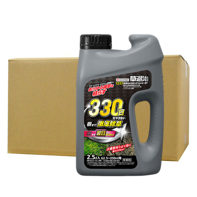 商品名 草退治 メガロングシャワーGT 内容量 2.5L×6本 有効成分 グリホサートイソプロピルアミン塩、テブチウロン 性　状 無色透明水溶性液体 剤　型 シャワー剤 薬剤登録 農林水産省登録第24538号 販売元 住友化学園芸 ●商品特長 ◆効きめが長い：除草効果は約330日 ※1 持続します！ ◆まいてすぐ効く：散布後、最速翌日 ※2 から枯れ始めます！ ◆難防除雑草にも：ササ、ドクダミ、スギナ、セイタカアワダチソウなども根まで徹底除草！ ◆まきやすい＊：大口径シャワーノズルと人間工学に基づいた握りやすいグリップ形状で楽々散布！ ※1　最大散布量を散布した場合の刈り取り不要最長期間の目安で、雑草が全く発生しないということではありません。 持続期間は土壌条件、気象条件によって変動します。 ※2　草丈50cm以下の雑草での事例 ※3　一年生雑草、雑草生育期の使用量は10〜40ml/&#13217;です。 ＊当社従来品比 ●適用雑草と使用方法 ※印は本剤及びそれぞれの有効成分を含む農薬を年間に同一場所に使用できる総使用回数の制限を示す。 1包装単位で散布できる面積 ◆枯れ始めるまでの目安 最短翌日　※2 ◆効果持続の目安 約330日　※1 ※1　最大散布量を散布した場合の刈り取り不要最長期間の目安で、雑草が全く発生しないということではありません。持続期間は土壌条件、気象条件によって変動します。 ※2　草丈50cm以下の雑草での事例 ●使用上の注意 使用に際しては必ず商品の説明をよく読んで、記載内容に従ってお使いください。 【効果・薬害等の注意】 ◆一年生雑草に対して低薬量で使用する場合には、雑草の茎葉にしっかりかかるように注意して散布してください。 ◆生育期（草丈50cm以下）あるいは雑草を刈払った後早めに使用してください。 ◆薬剤が樹木類等の植栽地に流入または飛散するおそれのある場所等では使用しないでください。 ◆樹木類等の周辺では樹冠下より1m以上離して使用してください。 ◆ハウス等の施設周辺、作物のは種または植栽予定地では使用しないでください。 ◆激しい降雨が予想される場合は、使用をさけてください。 ◆急な傾斜地では、本剤の流出による薬害のおそれがあるので使用しないでください。 ◆水田や水田への利用が考えられる用水路等に本剤の流入が想定される場所や、農作物および樹木類等有用植物の付近では使用しないでください。 ◆使用量、使用時期、使用方法を守る。特に初めて使用する場合は、病害虫防除所または販売店と相談することが望ましいです。 【安全使用上の注意】 ◆体調のすぐれない時は散布しないでください。 ◆散布時は、農薬用マスク、手袋、長ズボン・長袖作業衣などを着用してください。作業後は、手足、顔などを石けんでよく洗い、うがいをしてください。 ◆公園などで使用する場合、散布区域に縄囲いや立て札をたて、散布中及び散布後（最小限その当日）に関係者以外は立ち入らせないでください。小児、人畜等に留意してください。 ◆水源池、養殖池等に本剤が飛散、流入しないように十分に注意してください。 ◆飛散によって自動車やカラートタンの塗装等へ影響を与えないよう、散布地域の選定に注意し、散布区域内の諸物件に十分留意してください。 ◆散布器具、容器の洗浄水は河川等に流さず、空容器等は環境に影響を与えないよう適切に処理してください。 ◆使用残りの薬剤は必ず安全な場所に保管してください。 【注意】 ◆有用植物も枯らします。 ◆空き地、駐車場など、有用植物の植栽地に薬剤が流入するおそれがない場所で使用してください。 ◆樹冠下や根の張っている範囲、激しい降雨が予想される時は使用しないでください。 ◆樹木（マツ、サクラ、ムクゲ等）、草花、庭木、芝生、菜園、果樹、水田（休耕田含む）などの枯らしたくない植物の周り、有用植物の植栽地に薬剤が流入するおそれがある場所、傾斜地では絶対に使用しないでください。 ◆芝生には使用できません。 ◆土壌条件、気象条件（晩秋〜春先の低温期、散布後すぐに雨が降るなど）によっては、効果にむらが生じる場合があります。 ◆雑草の中には枯れにくい種類もあります。 ◆他の液を入れて使用しないでください。 ※パッケージは予告なく変更されることがあります。 関連商品除草剤 住友化学園芸 草退治 メガロングシャワーGT 4.8L×3本 ...除草剤 住友化学園芸 草退治 メガロングシャワーGT 2.5L まきや...除草剤 住友化学園芸 草退治 メガロングシャワーGT 4.8L 大容量...11,055円2,442円3,718円住友化学園芸 クサノンEX粒剤 3kg×3個...住友化学園芸 クサノンEX粒剤 5kg×2個...除草剤 住友化学園芸 草退治メガロングシャワー 1000ml×15本...12,781円13,868円12,398円除草剤 アースカマイラズ 草消滅 スプレー 700ml×15本 除草剤...除草剤 住友化学園芸 草退治シャワーワイド 1000ml×16本...除草剤 住友化学園芸 シバニードアップ粒剤 700g×20本...12,359円11,303円14,986円