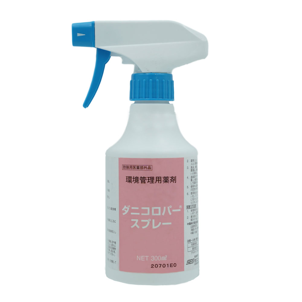 商品名 ダニコロパースプレー 内容量 300ml 有効成分 フェノトリン、MGK264他 剤　形 スプレー 区　分 防除用医薬部外品 広告文責 株式会社イーライフ　［TEL］072-943-6003 販売元 住化エンバイロメンタルサイエンス株式会社 ●商品特長 ◆アルコールをベースにしていますので、速乾性でベタつきがありません。 ◆安全性の高いフェノトリン（ピレスロイド系）を有効成分にしていますので室内でお使い頂けます。 ◆広範囲に散布しやすいスプレータイプです。 ●使用方法 ◆室内塵性ダニ類の生息又は発生場所に使用する場合 畳の表面処理：1畳あたり約6mlの割合で噴霧する。 カーペットの表面処理：1m&#xB2;あたり約4mlの割合で噴霧する。 ◆イエダニ及び大量繁殖した室内塵性ダニ類に対して使用する場合 ダニに対して直接噴霧する。 ●ダニの種類と被害 ヒョウヒダニ コナダニ ツメダニ イエダニ 体長0.3mm〜0.4mm 体長0.3mm〜0.4mm 体長0.3mm〜1.0mm 体長0.6mm〜1.0mm 人のフケ、アカ、その他有機物を食べて増殖します。その虫体や死骸、糞がアレルギー性疾患の原因に（アレルゲン）になります。 食品につき、人を刺すことはなく、アレルゲンにもなりませんが、大量に発生するとコノダニを捕食するツメダニが増殖します。 ヒョウヒダニ、コナダニを捕食します。たまに間違って人を指しますが、吸血はしません。 ネズミに寄生する吸血性のダニで、人から吸血し、伝染病を媒介します。 ●ダニ予防（ダニの好む3条件と対策） ◆高温多湿 ダニは温度20〜30度・湿度60%以上で活発に活動するので、室内の換気や除湿機で湿度を下げる努力をする。ダニの弱点は乾燥に弱いことで、湿度が60%以下になると繁殖しにくくなります。 ◆エサが豊富 多くのダニは食品カス、室内塵に混じったフケやアカなど有機物を好んで食べます。毎日のこまめに掃除を行い、ダニの繁殖しにくい環境を作ることが重要です。 ◆潜伏場所がある 畳、じゅうたん、寝具、布商品、衣類などを好みます。衣類や布商品はこまめに洗濯し、天日に干し可能なものはアイロンがけしましょう。できれば畳も天日干しし良く乾燥させほこりやゴミを掃除しましょう。布団類のダニ予防・駆除にはよく晴れた日に5時間以上天日干し（何回も裏返す）するか布団乾燥機をかけると効果があります。 ●使用上の注意 ◆定められた使用方法を厳守すること。 ◆使用用途以外には使わないで下さい。 ◆風上から風下に向かって噴霧すること。また人体に向かって噴霧せず、また噴霧気体を吸入しないように注意すること。 ◆薬剤によって、アレルギー症状や、かぶれを起こしやすい特異体質の人、病人、気管支系疾患（喘息等）のある人、妊婦、乳幼児等がいる場所では使用しないこと。 ◆子供の手の届かないところに保管して下さい。 ◆その他、使用上の注意をよく読んでから使用すること。 ●コチラの商品もお勧め！ ハーブでダニ退治！ タニフリー ミントの香り　200ml 持続性の高い粉末殺虫剤 スミスリン粉剤10本セット ※パッケージは予告なく変更されることがあります。 関連商品ハーブでダニ退治 ダニフリー ミントの香り 220ml【防除用医薬部外...ハーブでダニ退治 ダニフリー ミントの香り 220ml【防除用医薬部外...虫よけスプレー サラテクト ミスト 200ml×3本 【防除用医薬部外...1,516円1,516円1,474円虫よけスプレー サラテクト ACTFIT ミスト 200ml×3本【防...虫よけスプレー サラテクト ふわタッチミスト 180ml【防除用医薬部...虫よけスプレー サラテクト ミスト 200ml 【防除用医薬部外品】 ...1,580円856円505円