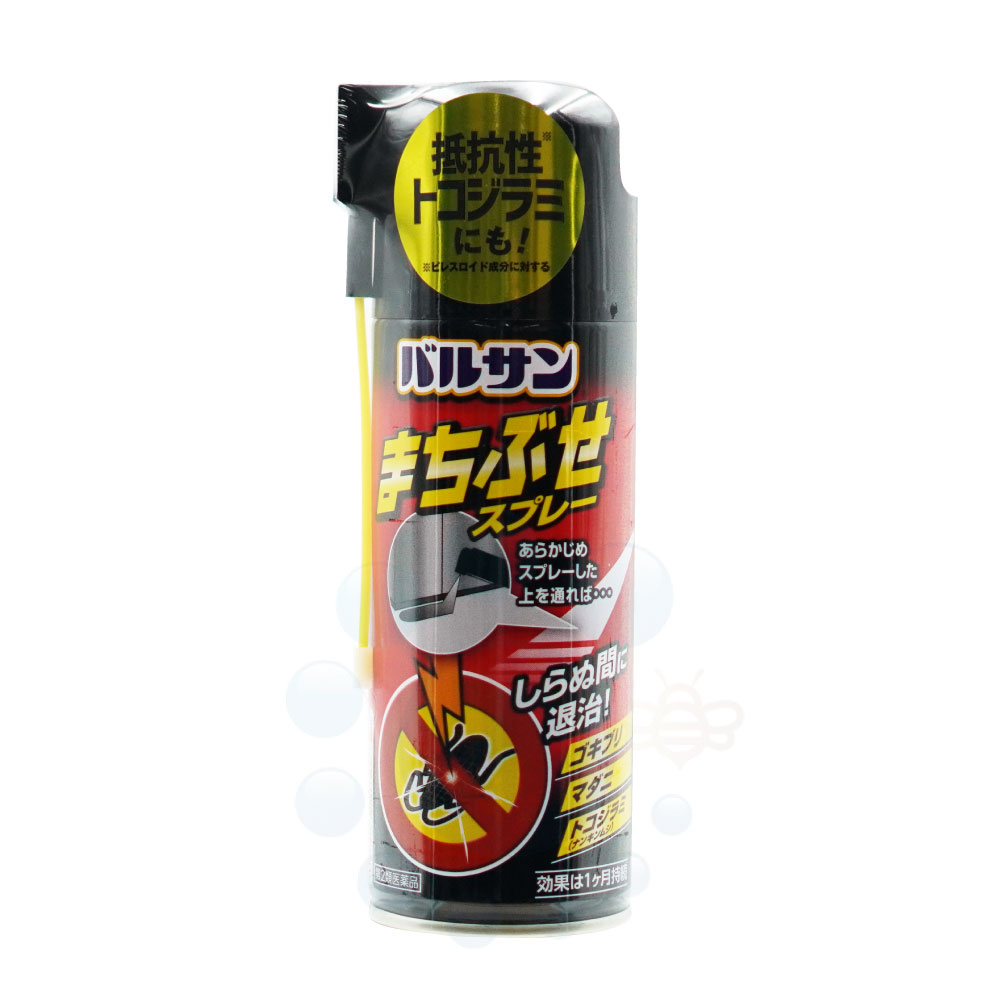 商品名 バルサンまちぶせスプレー 内容量 300ml 有効成分 プロポクスル(カルバメート系) … 3.0g その他の成分 ［添加物として］　n-プロパノール、クエン酸、香料、灯油、LPG、DME 剤　形 スプレー剤 適用害虫 ゴキブリ(油虫)、マダニ、ナンキンムシ、ノミ、イエダニ 区　分 第2類医薬品 使用期限 1年以上 広告文責 株式会社イーライフ ［薬剤師］ 田中孝江 ［TEL］ 072-943-6003 販売元 レック株式会社 ●商品特長 ◆スプレーしておいた場所を通った害虫を退治し、室内への侵入を防ぎます（効果は約1カ月持続） ◆窓や網戸、換気口の周りなど、害虫の侵入しそうな場所にスプレーしておくだけでOK ◆狭いすき間でもワンタッチノズルで簡単にスプレーできます 【効能】 ◆ゴキブリ(油虫)、マダニ、ナンキンムシ、ノミ、イエダニの駆除 ●使用方法 【使用量】 適用害虫 使用量 ゴキブリ(油虫)・マダニ・ ナンキンムシ・ノミ・ イエダニ 1&#13217;あたり75〜100ml （幅10cm、長さ1mの塗布面に普通噴射：15秒〜20秒、ノズル噴射35〜45秒） ◆噴射するときは容器の上部にあるボタンを押して噴射する。 ◆害虫の隠れ場所や通り道、侵入口にあらかじめ噴射塗布する。 ◆約15cmの距離から帯状に十分ぬれる程度（1&#13217;あたり75〜100ml《幅10cm、長さ1mの塗布面に普通噴射：15秒〜20秒、ノズル噴射35〜45秒》）をめやすとする。 ◆効果は約1カ月持続します。 ●使用上の注意 【注意-人体に使用しないこと】 【してはいけないこと】 ◆薬剤を直接吸い込んだり口に入れたりしないこと。 ◆本品は塗布剤なので、空中や人体に向けて噴射しないこと。 ◆火気（ガスコンロ，湯沸器、ストーブ、ファンヒーター等）の近くでは使用しないでください。 【相談すること】 ◆今までに薬や化粧品等によるアレルギー症状（例えば発疹・発赤、かゆみ、かぶれ等）を起こしたことのある人は、使用前に医師，薬剤師又は登録販売者に相談すること。 ◆万一、身体に異常が起きた場合は、できるだけ本品を持って直ちに本品がカルバメート系殺虫剤であることを医師に告げて診療を受けること。 【その他の注意】 ◆定められた用法及び用量を厳守すること。 ◆飲食物、食器、おもちゃ、飼料、寝具、衣類、革商品、観賞魚・小鳥などのペット類、観賞植物、貴重品、美術品、楽器、書物、電気商品などにかからないようにすること。 ◆変色、変質の原因となるので、塗装面、プラスチック類、桐ダンス、白木の家具などに噴射しないこと。 ※ワックスやニス処理をしてある床面などに使用する場合は、あらかじめ目立たない所で使用し変色等が起こらないことを確認した上でお使いください。 ◆噴射中に、薬剤が皮膚や眼にかからないように注意すること。 ◆薬剤が皮膚に付いたときは、石けん水でよく洗い、眼に入ったときは、直ちに水でよく洗い流すこと。使用後、水でうがいをすること。 ◆噴射中は通風をよくし、噴射する人以外の入室を避け、噴射後は室内を十分に換気してから入室すること。 【保管及び取り扱い上の注意】 ◆食品、食器、飼料と区別し、直射日光や火気を避け、涼しい場所で、小児の手の届かない所に保管すること。 ◆缶のさびを防ぐため、水まわりや湿気の多い場所には置かないこと。 ◆暖房器具（ファンヒーター等）の周囲は、温度が上がり破裂する危険があるので置かないこと。 【火気と高温に注意】 高圧ガスを使用した可燃性の商品であり，危険なため，次の注意を守ること。 ◆炎や火気の近くで使用しないこと。 ◆火気を使用している室内で大量に使用しないこと。 ◆高温にすると破裂の危険があるため、直射日光の当たる所や火気等の近くなど温度が40度以上となる所に置かないこと。 ◆火の中に入れないこと。 ◆使い切って捨てること。 高圧ガス：LPガス／DME 第二石油類　危険等級&#x2162;　灯油・n-プロパノール　［火気厳禁］ ※パッケージは予告なく変更されることがあります。 関連商品【第2類医薬品】トコジラミ 駆除 殺虫剤 バルサンまちぶせスプレー ...【第2類医薬品】トコジラミ 駆除 南京虫 殺虫剤 レック バルサン ...【第2類医薬品】 トコジラミ 駆除 南京虫 殺虫剤 レック バルサン...3,300円1,254円759円