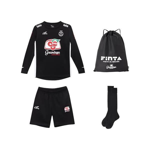 ブラジル発祥の人気サッカー、フットサルブランドFINTA(フィンタ)の未就学児童や小学生低学年向けに作られたサッカースターターセット。身長100cm前後から120cm前後のお子さんを対象としたセットなので、未就学児童や小学校に入ったばかりのお子さんがサッカー始める時にぴったりの長袖シャツ、短パン、ストッキングと3点が収納できるランドリーバッグの4点セット。可愛らしさの中にブラジルテイストを表現しています。高い機能性と快適性を備えて日常からスポーツシーンまで幅広く活躍します。【セット内容】長袖プラクティスシャツ、ハーフパンツ、無地ストッキング、ランドリーバッグ【カラー】全3色；(0500)ブラック、(1100)ネイビー、(2100)ブルー【サイズ】ジュニア全4サイズ：100、110、120【素材】シャツ・パンツ：ポリエステル100%（吸汗速乾）、ストッキング：ポリエステルほか、ランドリーバッグ：ポリエステル100%【スタイル】スタンダードフィット／パンツ：両サイドポケット、腰紐【生産国】中国【仕上がり寸法(全てcm)】長袖プラクティスシ