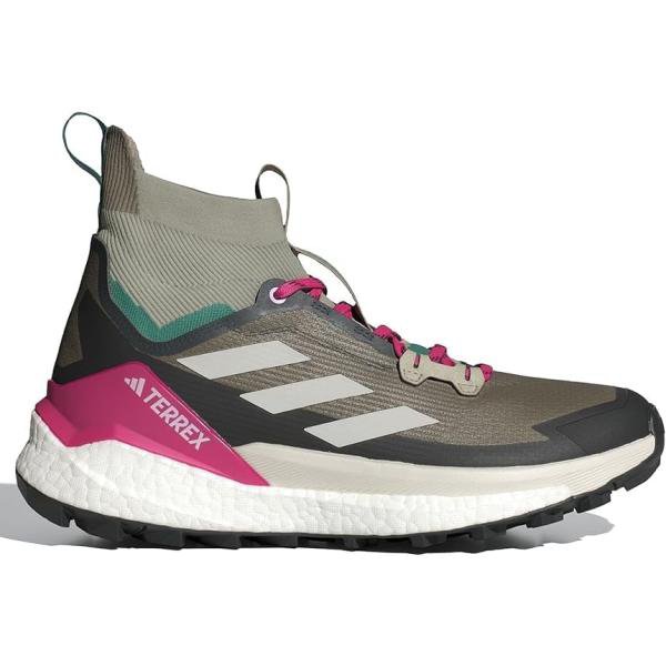 都会の喧騒から逃れて、このハイキングシューズで1時間くらい、いや週末の間自然の中で過ごそう。岩場の多いルートでも反発力とクッション性を長時間発揮するBOOSTミッドソールと、シームレスなオーバーレイを配した、靴下のような快適なフィット感が特徴のメッシュアッパーを採用したシューズ。伸縮性に優れた、足入れしやすいニットの履き口が、小石や土が靴の中に入るのをブロック。足裏には、どんな斜面でも路面が濡れていても乾いていてもグリップ力を発揮し、しっかりとした足取りを支える、Continentalラバーアウトソールを合わせている。 素材に用いているのは、海洋汚染を防ぐために、離島や海岸、海沿いのコミュニティで海に流入する前に回収したプラスチック廃棄物をアップサイクルしたパーレイ・オーシャン・プラスチック。シューズのアッパーを製造する糸に、これを50％以上使用し、残りの約50%は、リサイクルポリエステル糸を用いている。