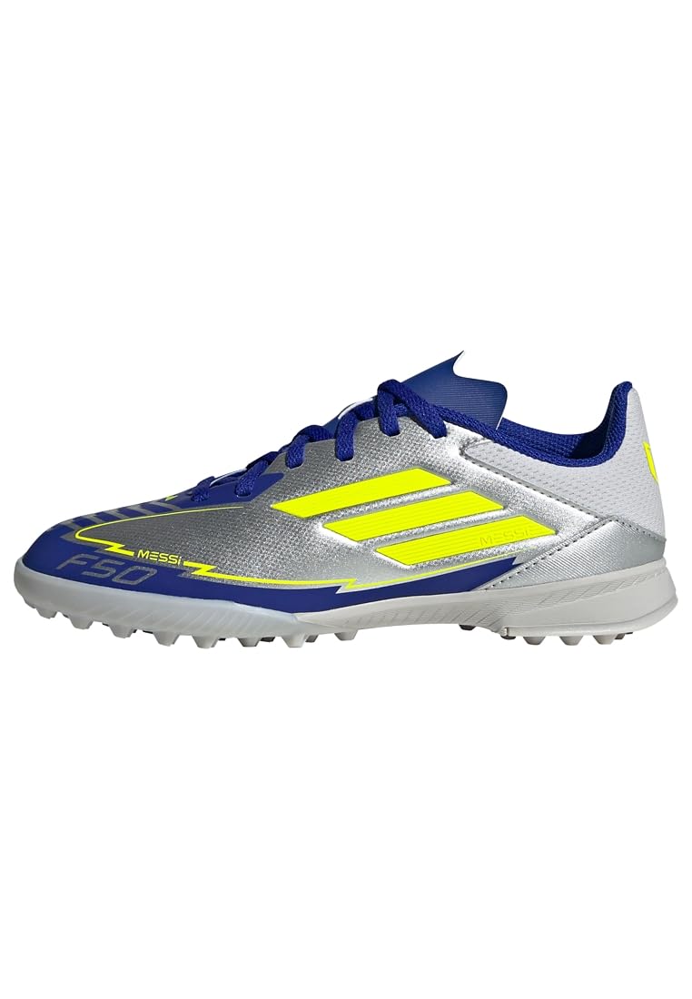 トレーニングシューズ キッズ F50 LEAGUE メッシ TF ターフ 全ての人を魅了するメッシのスキルを讃える、伝説のシューズ、F50。 メッシが望むピッチでのパフォーマンスに合わせた設計のシリーズの一つである、ジュニア向けF50 LEAGUE。 柔軟性のあるハイブリットタッチアッパーに、快適な足入れをサポートする、合成素材のシュータンを付けている。 突起のあるラバーアウトソールが、人工芝のピッチで推進力を発揮。 レギュラーフィット シューレースクロージャー ハイブリットタッチアッパー 軽量合成シュータン トレーニング用シューズ F50 LEAGUE TF J MESSI F50 League Messi TF Kids
