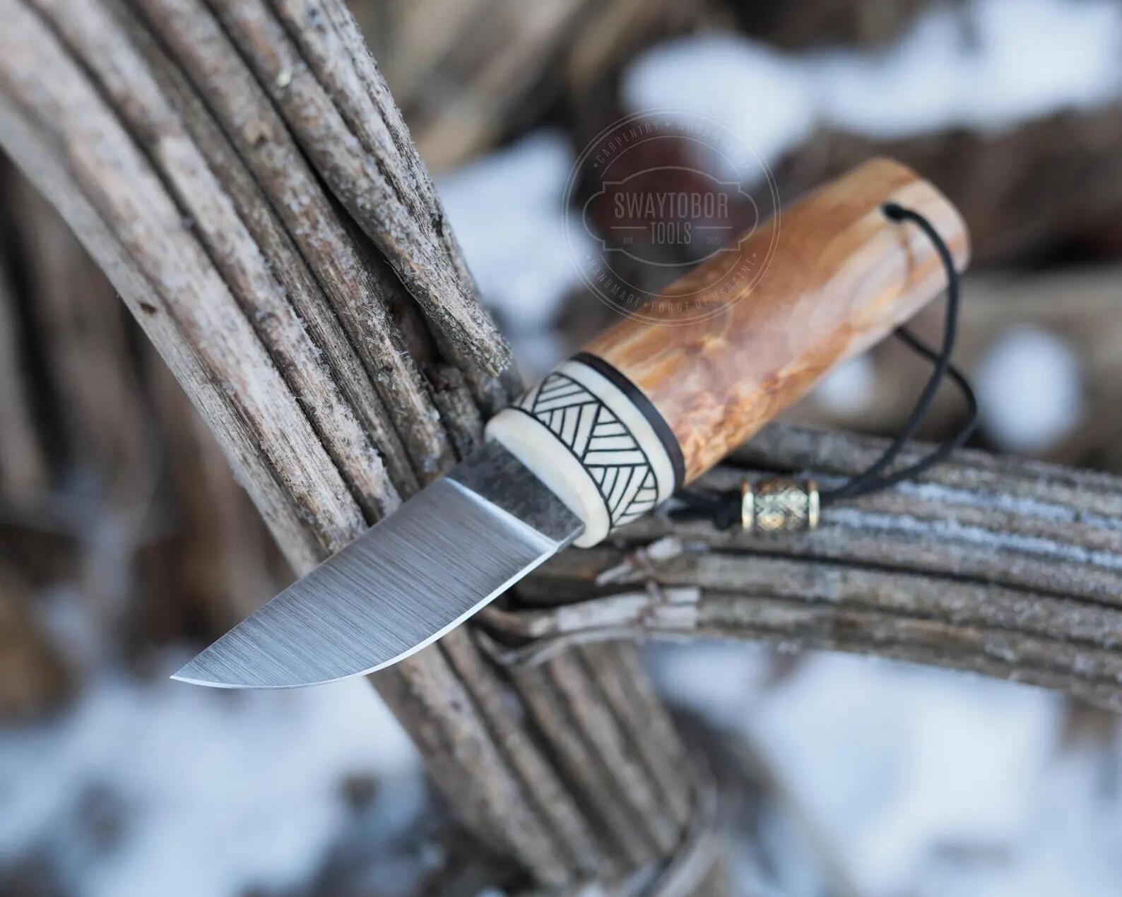 【ウクライナ製】D2鋼ブッシュクラフトナイフ｜スタビライズド・カレリアンバーチハンドル【本革シース付】 手鍛造 SWAYTOBOR 高品質 炭素鋼 ウッドーカービング ククサ作り カービングナイフ ストロングウェイ