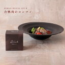 名称 合鴨肉のコンフィ（油漬） 原材料名 合鴨肉（フランス産）、オリーブオイル、食塩、にんにく、タイム、ローリエ 内容量 190g 賞味期限 別途缶ふたに記載 保存方法 直射日光を避け常温保存 販売者 株式会社ロイヤルホテル　大阪市北区中之島5丁目3番68号 製造者 社会福祉法人よさのうみ福祉会リフレかやの里 京都府与謝郡与謝野町字金屋1605-2 ※本品製造工場では小麦・卵・乳成分・落花生・そば・えび・かにを含む製品を生産しています。 ご注意 ※破損してケガをする恐れがありますので、缶のまま直火にかけないでください。 ※お使い残りの出た場合は、フタをする又は他の容器に移し冷蔵庫に入れ、お早めにお召し上がりください。 ※切り口で手を切らないよう、取扱にご注意ください。【RIHGA ROYAL RICH 合鴨肉のコンフィ】 リーガロイヤルホテルのシェフとカンナチュールが コラボレーションした 「RIHGA ROYAL RICH(リーガロイヤルリッチ)シリーズ」。 リーガロイヤルホテルのオンラインショップ専任料理長の 五嶋啓太氏監修。 ホテル伝統のレシピ、“合鴨肉のコンフィ”を 贅沢に缶詰に閉じ込めました。 本格的なホテルの味をご家庭でお召し上がりいただけます。 コンフィ(confit)とは、フランス料理の一種で、 食材を低温の油でじっくりと煮たお料理のこと。 冷蔵技術が発達していなかった時代に、お肉を長期保存するために考案されました。 低温の油でじっくりと加熱されることで、 肉汁を逃すことがないまま仕上がり ホロホロとやわらかい食感を堪能することができます。 リーガロイヤル流のコンフィをどうぞお楽しみください。 そのままでもお召し上がり頂けますが、 温める場合は缶ごと湯せんにて10分程度温めてから 器に移してお召し上がりください。