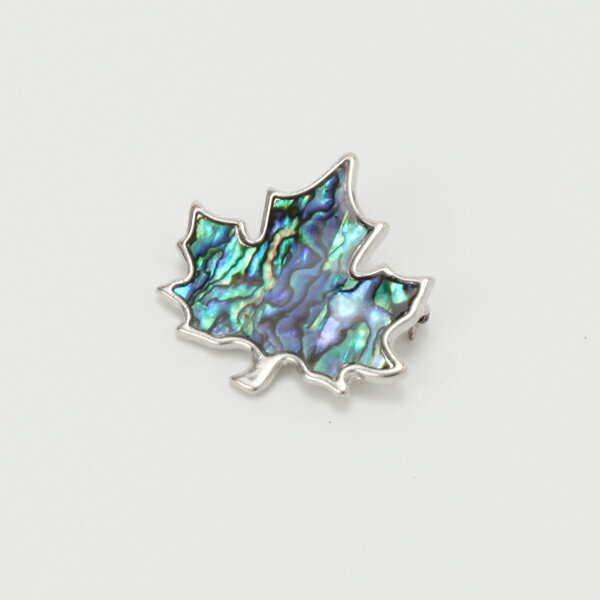 訳あり、在庫処分品メープルリーフ ブローチ(ケースなし) アバロン貝(パウアシェル) 色合いや色のでかた、模様は写真と同じものはありません。