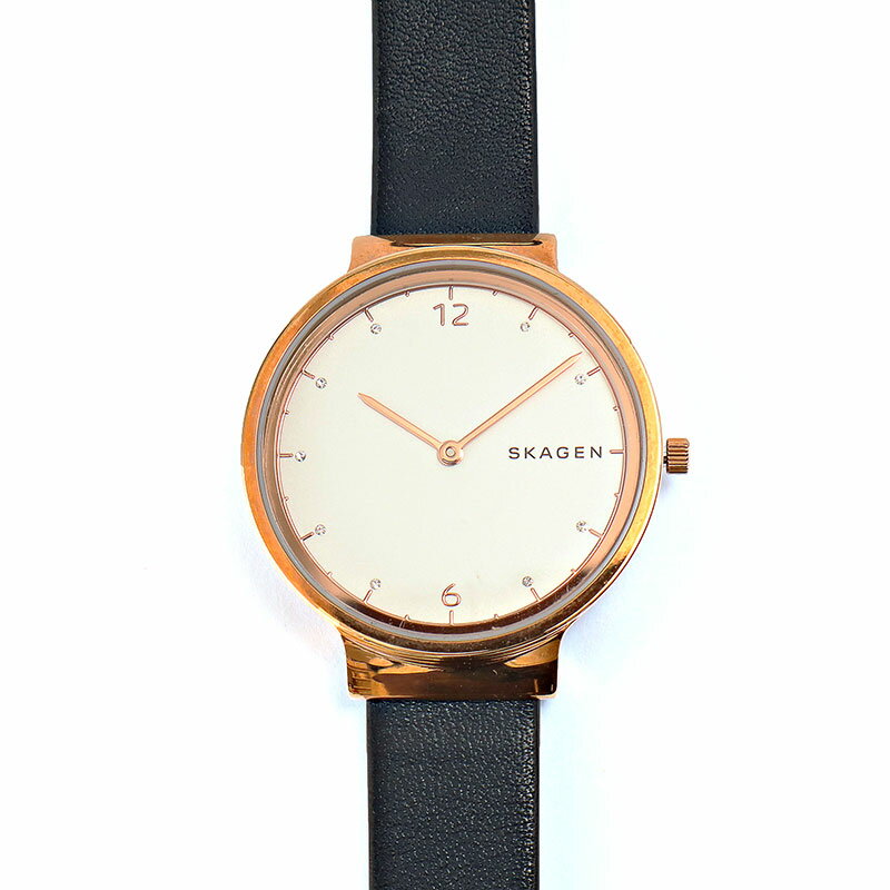 スカーゲン 腕時計 ANCHER SKW2608 ネイビー ローズゴールド レディース SKAGEN 5気圧防水 クォーツ ステンレススチール レザーベルト シンプル 日常使い ギフト プレゼント ＝＝＝［ ブランド説明 ］＝＝＝＝＝＝＝＝＝＝＝＝＝＝＝＝＝SKAGEN（スカーゲン）は、1989年、ヘンリックヨースト＆シャーロットヨースト夫妻によって創業されたデンマークのブランド。デンマークの最北端に位置する北海とバルト海の二つの潮流が出会う海辺の町 Skagenが由来しています。 デンマーク文化を語るに欠かせない暖かいおもてなしの精神「hygge -ヒュッゲ-」や自然に対する敬意、本質的な美しさを作り出す美的価値観。これらのインスピレーションを軸にますます複雑に忙しくなっていく時代においても、スカーゲンはシンプルで自分らしくいられるライフスタイルを大切にしています。＝＝＝［ 商品特徴 ］＝＝＝＝＝＝＝＝＝＝＝＝＝＝＝＝＝＝＝存在感がありながらも女性らしい34mm径のダイヤルには、インデックスにクリスタルをあしらい12時と6時位置にはアラビア数字を配しました。スッキリとした文字盤は視認性にも優れています。 ネイビー×ローズゴールドのカラーリングが大人っぽさを演出。シンプルなデザインのため、オンオフ問わずデイリーにお使いいただけるアイテムです。ご自身用にはもちろん、大切な方へのギフトにもおすす＝＝＝［ 商品詳細 ］＝＝＝＝＝＝＝＝＝＝＝＝＝＝＝＝＝＝＝型番：SKW2608、サイズ：約 縦34mm×横34mm×厚さ7mm、腕周り12.5〜16.5cm、重さ34g・モニター発色により色合いが異なる場合がございます。・本商品は並行輸入品のため、説明書等は英語表記のものが付属しております。・本商品は大変好評のため、売れ違いになる可能性がございます。あらかじめご了承ください。・※商品の入荷時期によっては掲載しています写真と仕様が異なる可能性がございます。 2