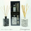 商品名 アロマスペース ディフューザー レモングラス (AROMA SPACE DIFFUSER Lemongrass) 内容 オイル120ml、ウッドスティック、陶器ボトル 香る時間 約2か月（環境によって異なります） 生産国 タイ ディフューザー アロマ おしゃれ ボトル スティック 陶器 アロマ スティック アロマディフューザー フレグランス ギフト プレゼント ホワイト レモングラス ガラスボトル 送料無料 かわいい 可愛い オシャレ インテリア 雑貨 癒し 香り 人気 リード 女子 女の子 誕生日 お祝い 内祝い 結婚祝い 贈り物 ルームフレグランス 芳香剤 空間 アイテム 玄関 リビング ベッドルーム 上品・セット内容：オイル120ml、ウッドスティック本、陶器ボトル ・香る時間：約2か月（環境によって異なります） ・生産国：タイ 付属のオイルを使い切ったら、 「アロマスペース ディフューザー フラグランス」でリフィール♪