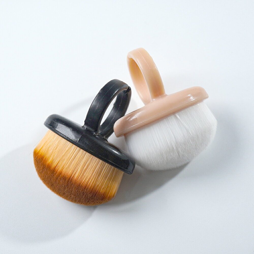 指にはめ込むことで、より快適なネイルダストブラシ