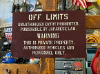 「世田谷ベースに貼ってある警告看板」のアルミサインボード　米軍基地の立入禁止看板