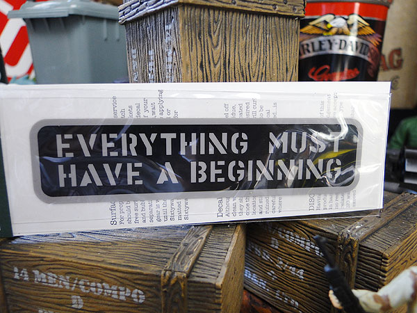 ことわざ を英語のステンシルフォントでステッカーにしたというユニークな商品 ことわざステンシル転写ステッカー 何事もまず始めなければならぬ 自分仕様だから愛着も強くなる こだわり派が夢中になる人気のアメリカ雑貨屋 海外最新 ステッカー アメリカン雑貨 スーツ