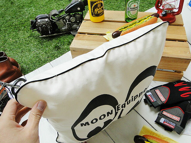 ムーンイクイップド　クッション　（ホワイト）　ムーンアイズ　MOONEYES　アメリ...