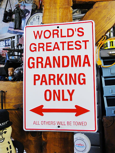 「世界一ステキなおばあちゃんの専用駐車場」　ミニブリキ看板