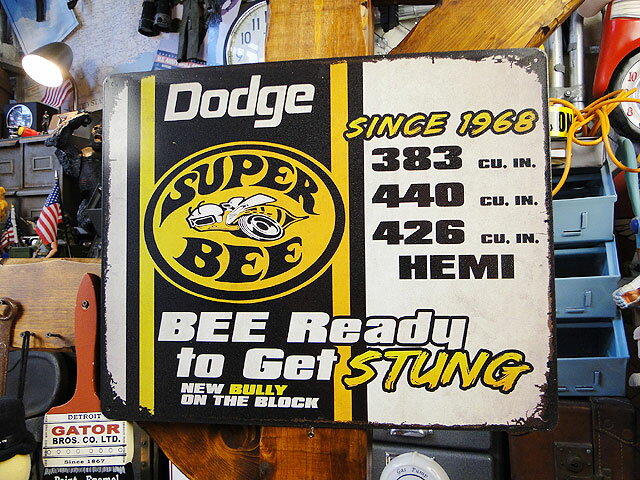 ダッジ　スーパービー　ブリキ看板　（BEE Ready to Get STUNG）　アメリカン雑貨　アメリカ雑貨　グッズ