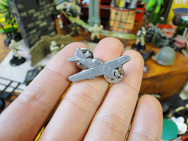 クラシック戦闘機ピンバッジ　（P-47　サンダーボルト）　Sサイズ　アメリカン雑貨　アメリカ雑貨　ミリタリーグッズ　ミリタリー雑貨　サバイバルゲーム　サバゲー　おしゃれ かっこいい　ショップインテリアの商品画像 2