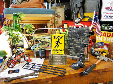 ゆっくり走ろう!子供が遊んでます U.S.パブリックサインステッカーシリーズ(スケボー) ■ 自分仕様だから愛着も強くなる! こだわり派が夢中になる人気のアメリカ雑貨屋 ステッカー アメリカン雑貨 スーツケース かわいい デカール シール オリジナル