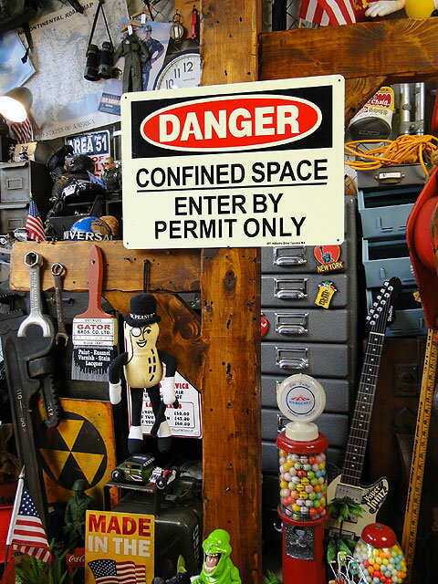 アメリカの蓄光警告サイン　（危険　閉鎖スペースにつき関係者以外立ち入り禁止）　看板　アメリカン雑貨　アメリカ雑貨　防犯グッズ　アメリカンサインボード　案内看板　案内標識　警告サイン